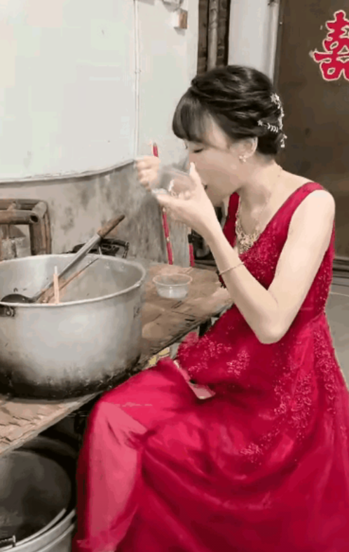 凡是饿了，吃什么都香，只要能填饱肚子，就是最幸福的人。新娘子结婚当天，忙的是昏