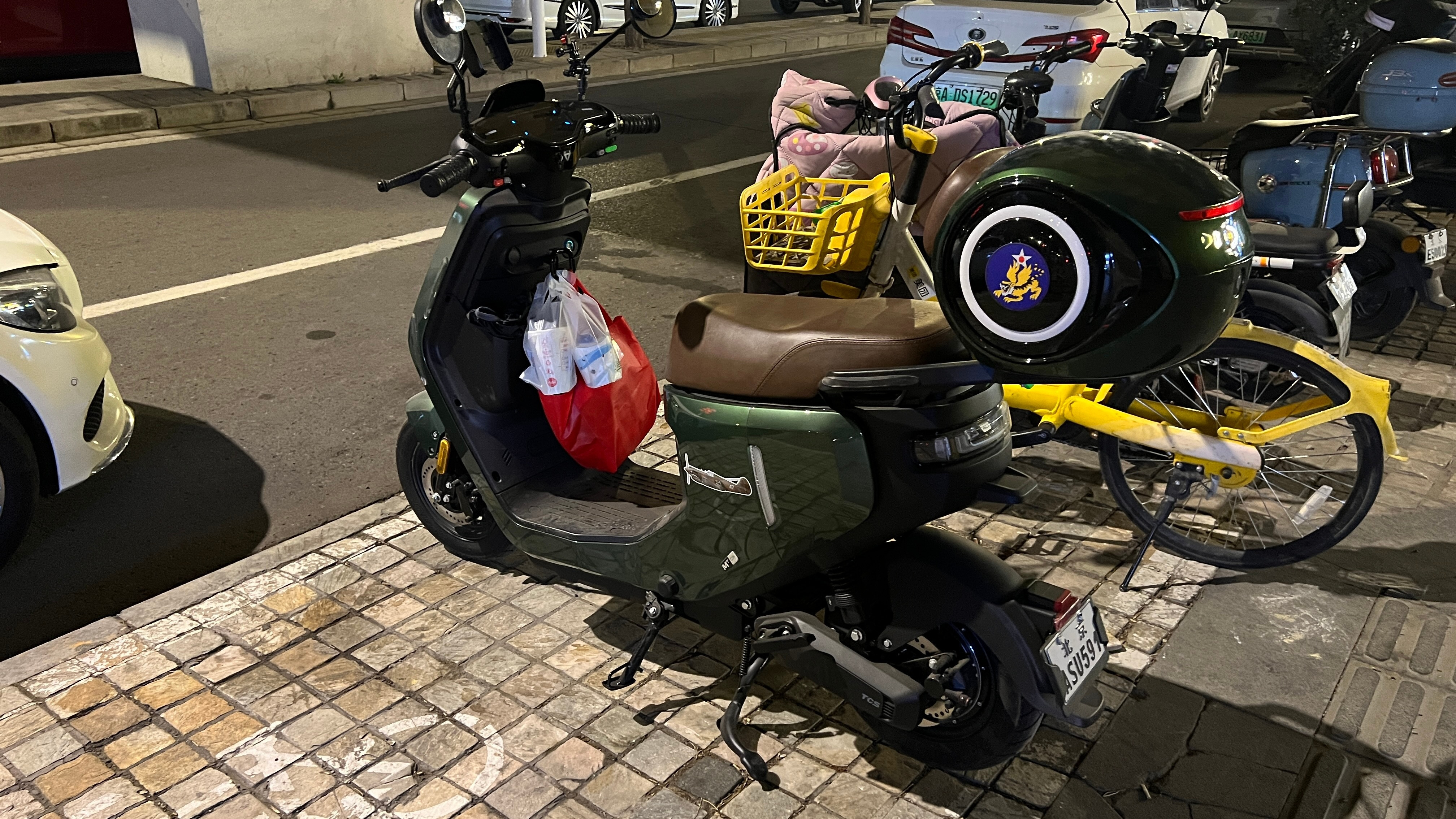 明后天带二哥去爬长城，来欢乐谷这儿买点儿零食和早点该说不说这外卖袋一挂感觉一下就