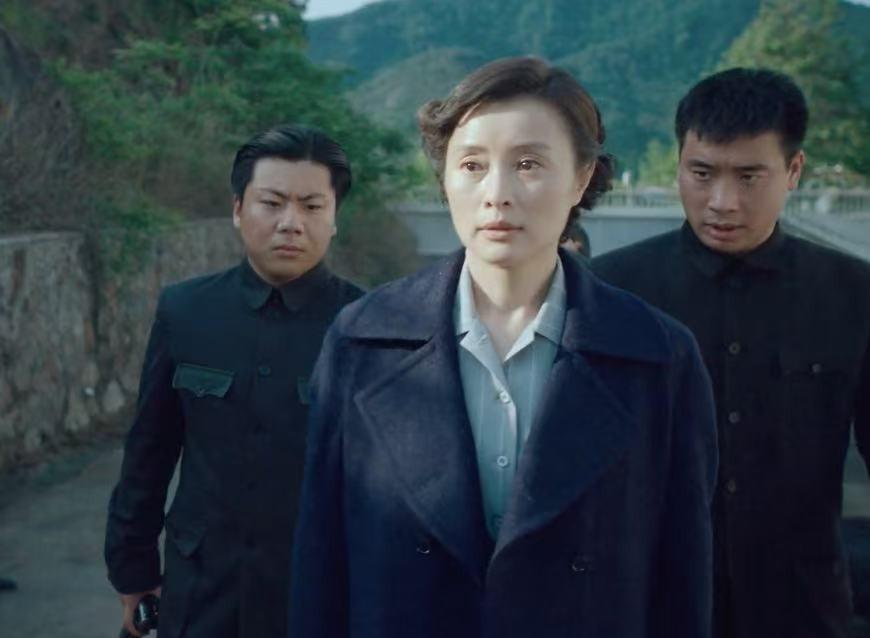 谷正文查到刘晋钰是地下党，假借老朋友送信接近他，骗他说要烧文件。刘晋钰没怀疑，还