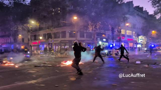 巴黎爆发大规模骚乱#巴黎简直就像“战场”一样。随着夜幕降临，法国的首都陷入了失控的骚乱之中。#法国高中罢课封校愈演愈烈##海外新鲜事