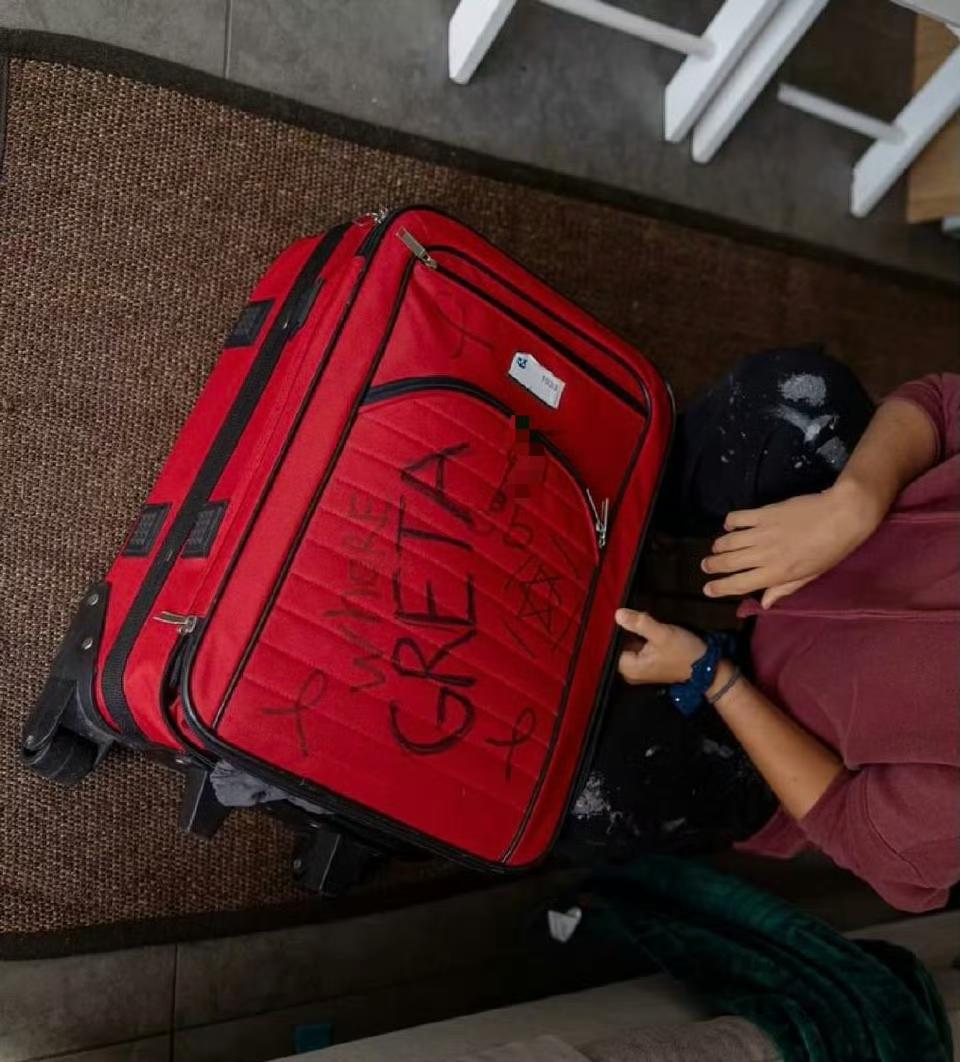 以色列法西斯寄回了它们扣押的环保少女格蕾塔·通贝里的旅行箱上面写着“妓女格蕾塔
