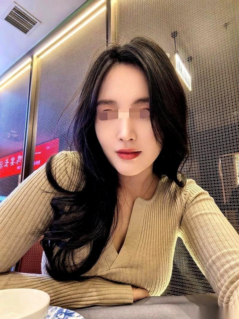 哥们儿直接把手机备忘录亮出来了，当着姑娘的面。上面是他来之前列的单子，密密麻麻