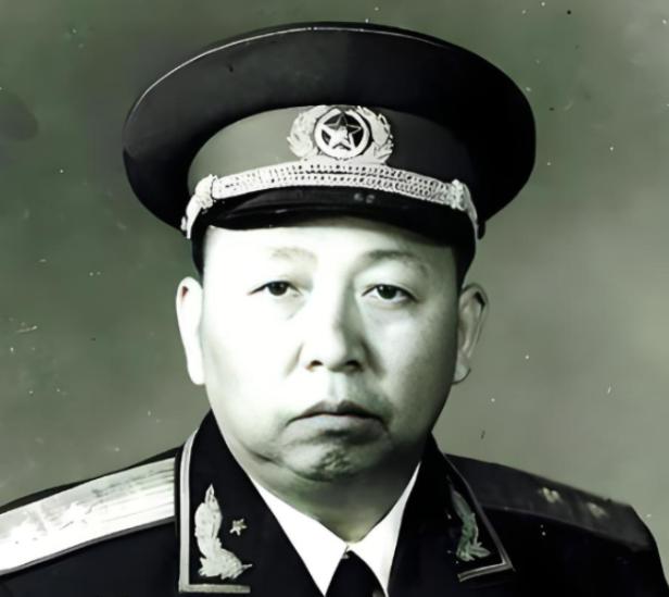 1935年，长征路上红31军政委詹才芳看见一名病重小战士，他沉思片刻后，说：“这