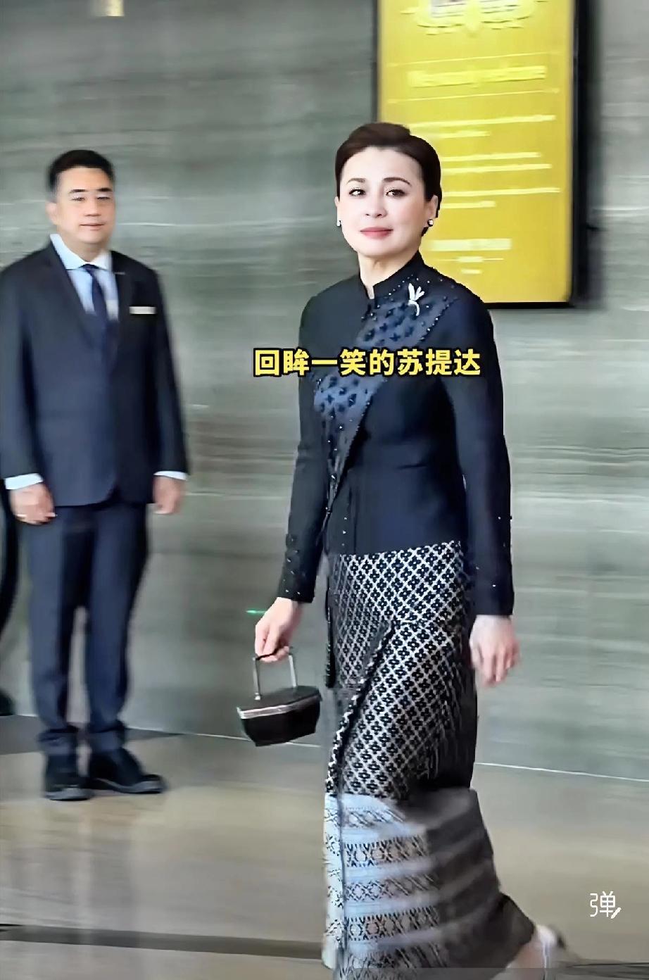 苏提达王后出访老挝，这一身太会了！3月17日泰国苏提达王后随泰王出访老挝，