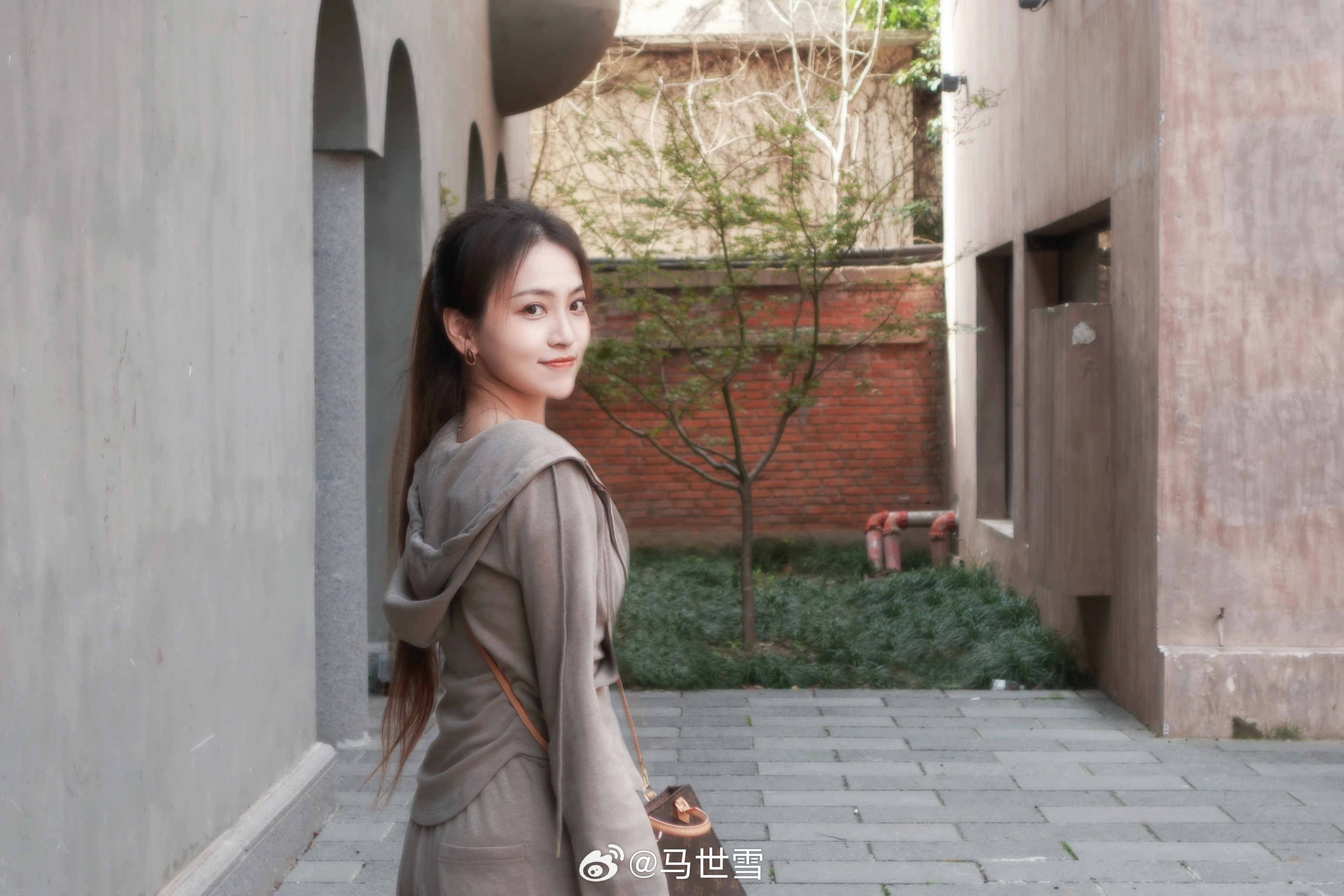 “我有点姿色但你要看到上班的我那我没法解释”photosby