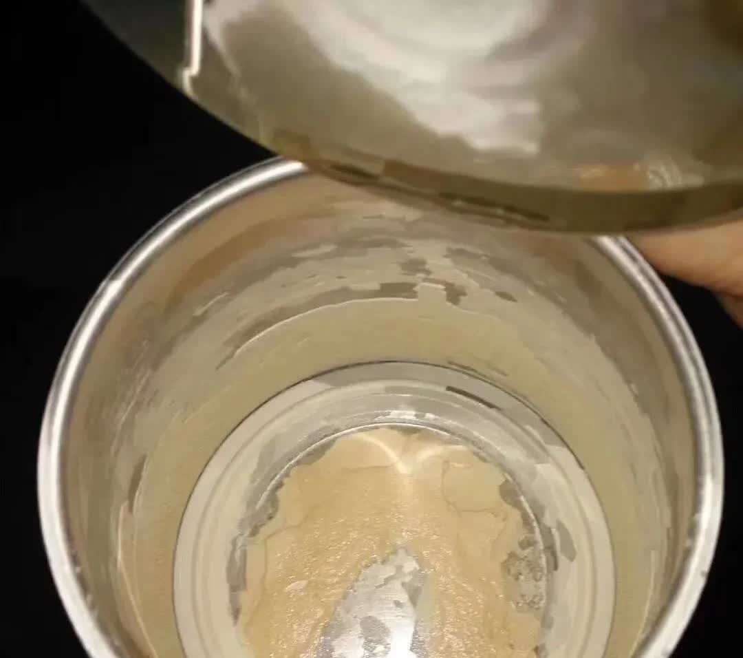 广西，一名女子家里的烧水壶烧水一直用的是自来水，用久之后，她发现壶内壁上结了一层