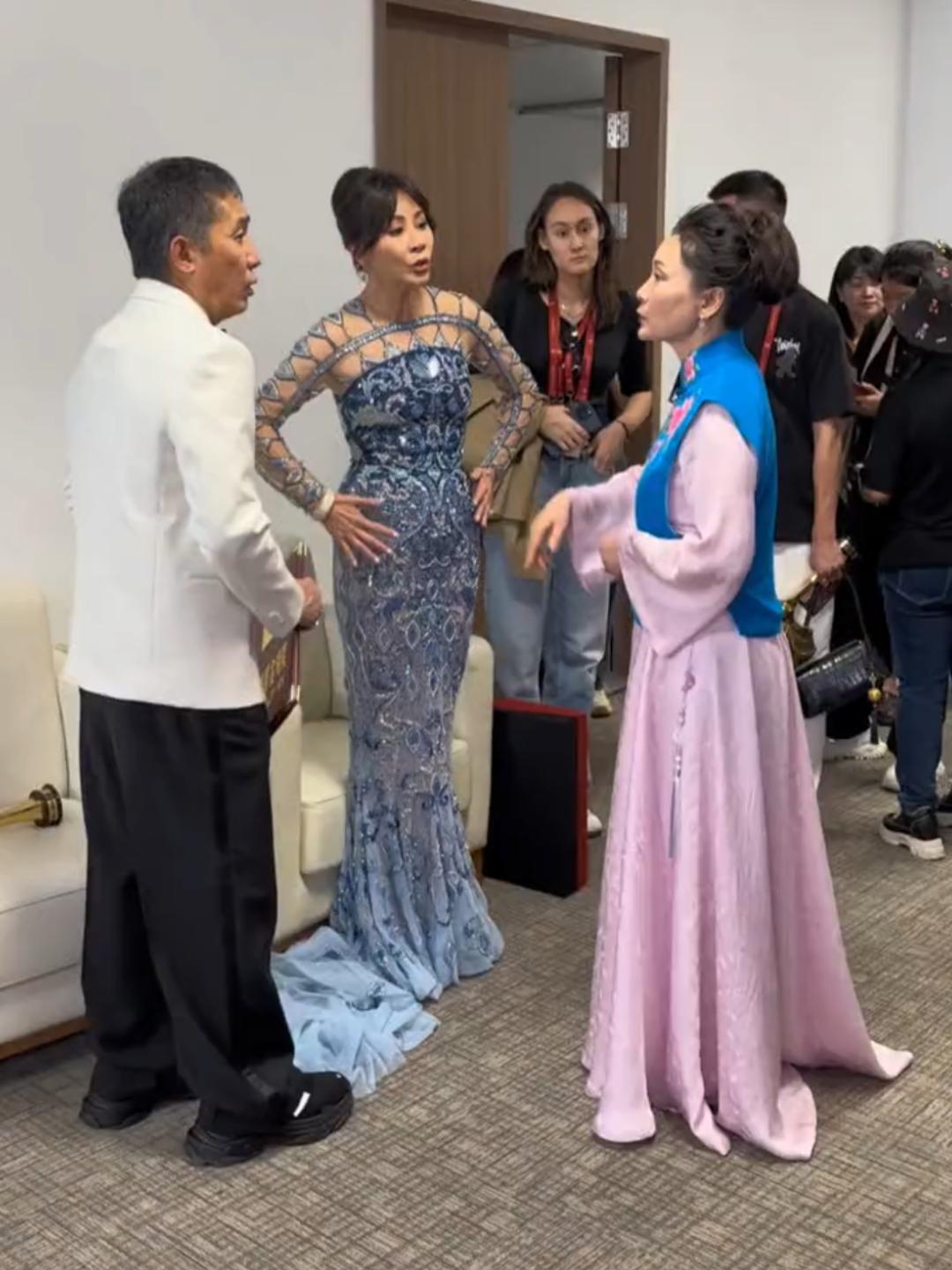 在一次综艺节目上，作为嘉宾的刘嘉玲和何赛飞，两个人被分到了一个房间，晚上何赛飞在