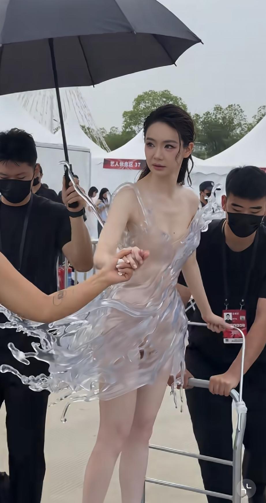 内娱女明星里最搞不懂的，就是戚薇了，为了创新也是够拼的，这跟没穿有什么区别