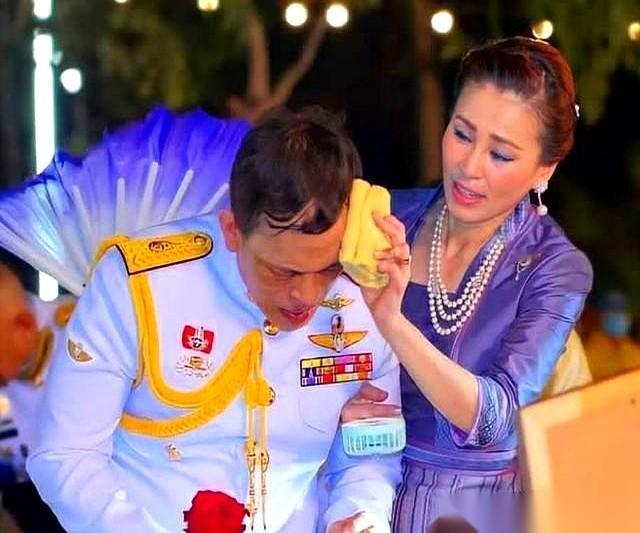 能把那块汗巾子递得恰到好处，既显尊重又不显卑微，还能腾出手来，循循善诱地教导那个