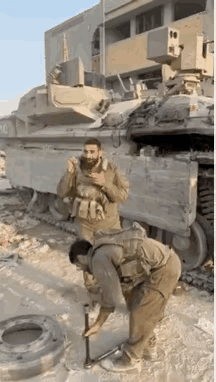 看士兵抱起这块装甲的感觉，起码在80-100斤，一车前前后后有十来块，那这坦克油