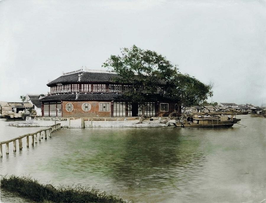 当镜头回溯至1880年代的无锡，黄埠墩静卧水间，如同一枚被时光打磨的玉珏，藏着江