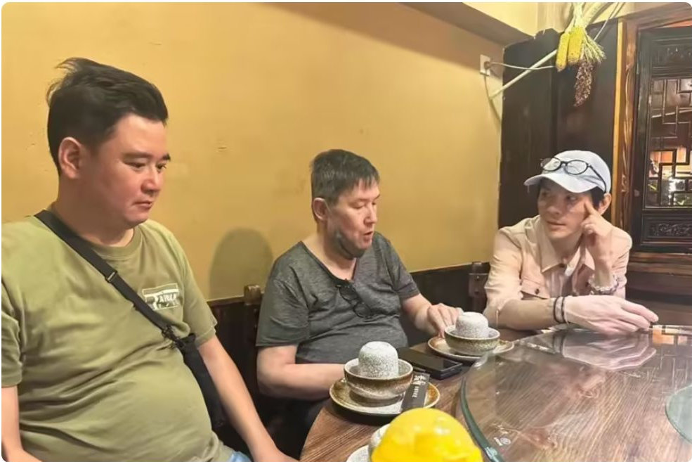 向佐又去台北看老婆孩子，一家十口聚餐，郭碧婷素颜丸子头太随性