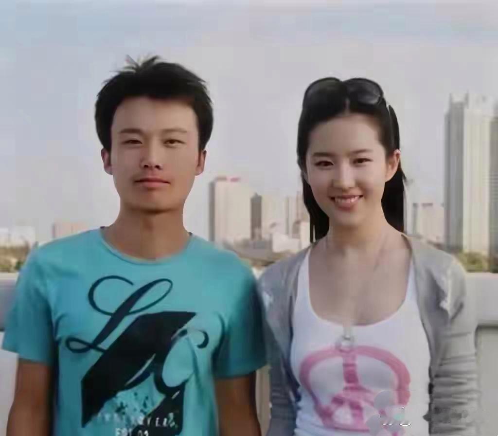 大学时哪个同学和刘亦菲合了影，当时哪能想到呀，如今这张照片已成了他心里无比珍贵、
