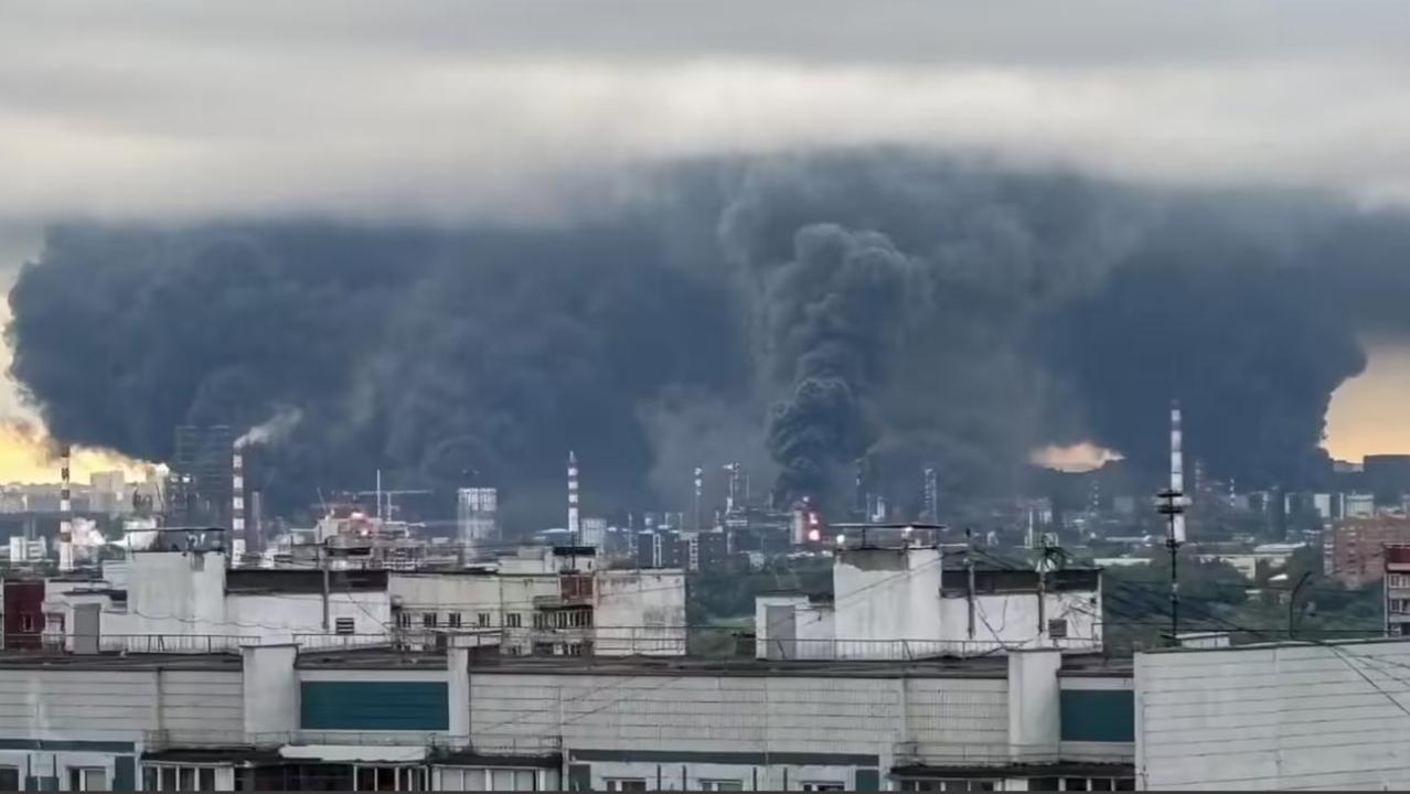 俄罗斯突然陷入缺油窘境。乌克兰的无人机，对俄罗斯的炼油厂造成了非常大的损伤。