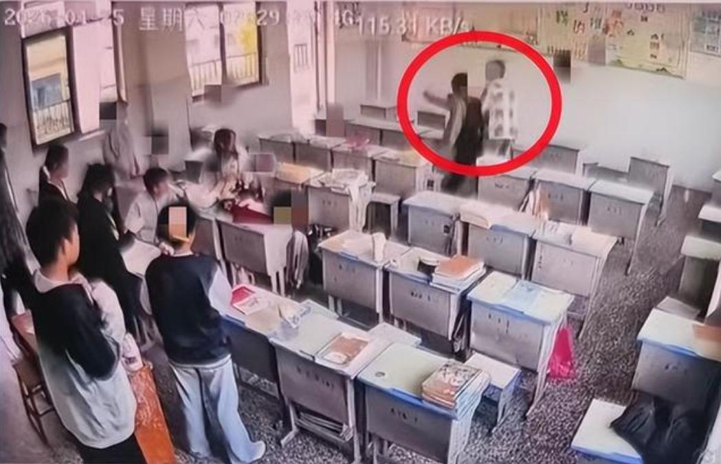 “不严惩不足以平民愤！”山东菏泽，15岁初三男生在校遭53岁教师当众殴打，只因老