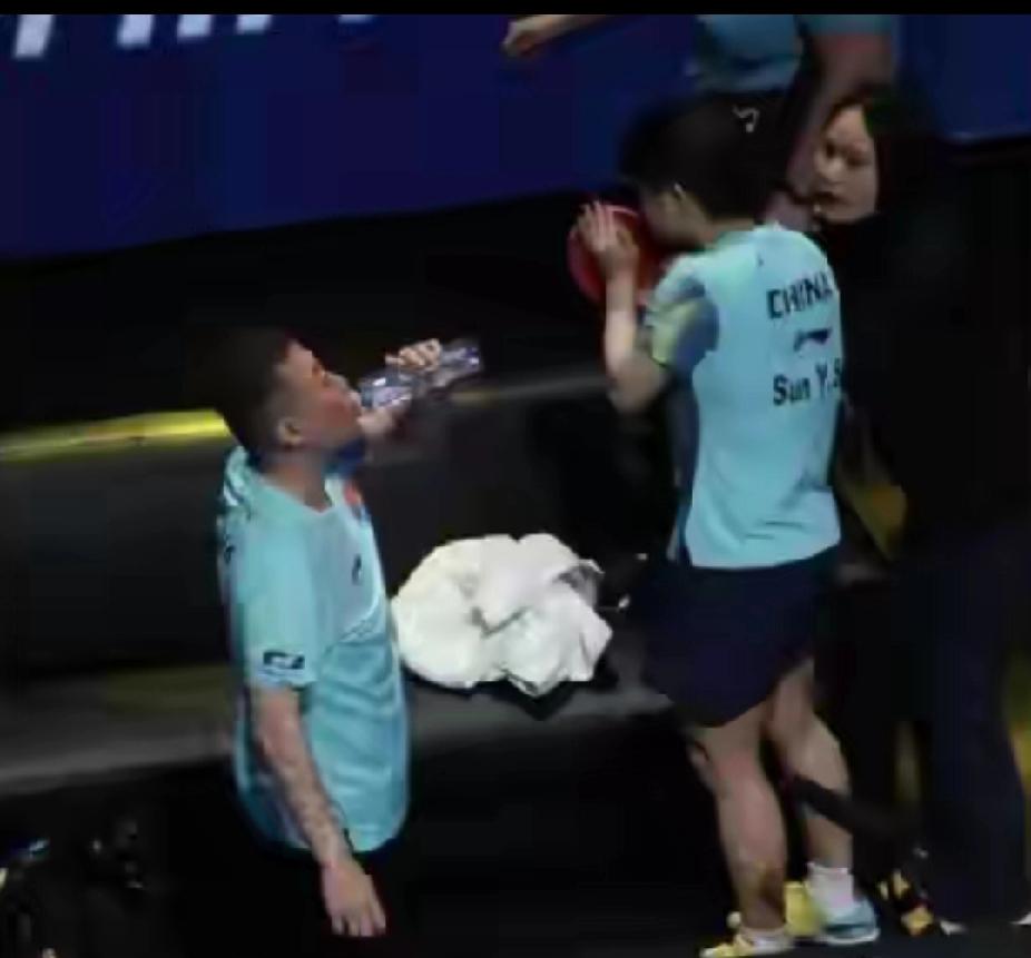 刷到这张图破防了！赛场边最紧张的人，从来都不是选手今天刷到这张孙颖莎赛后的