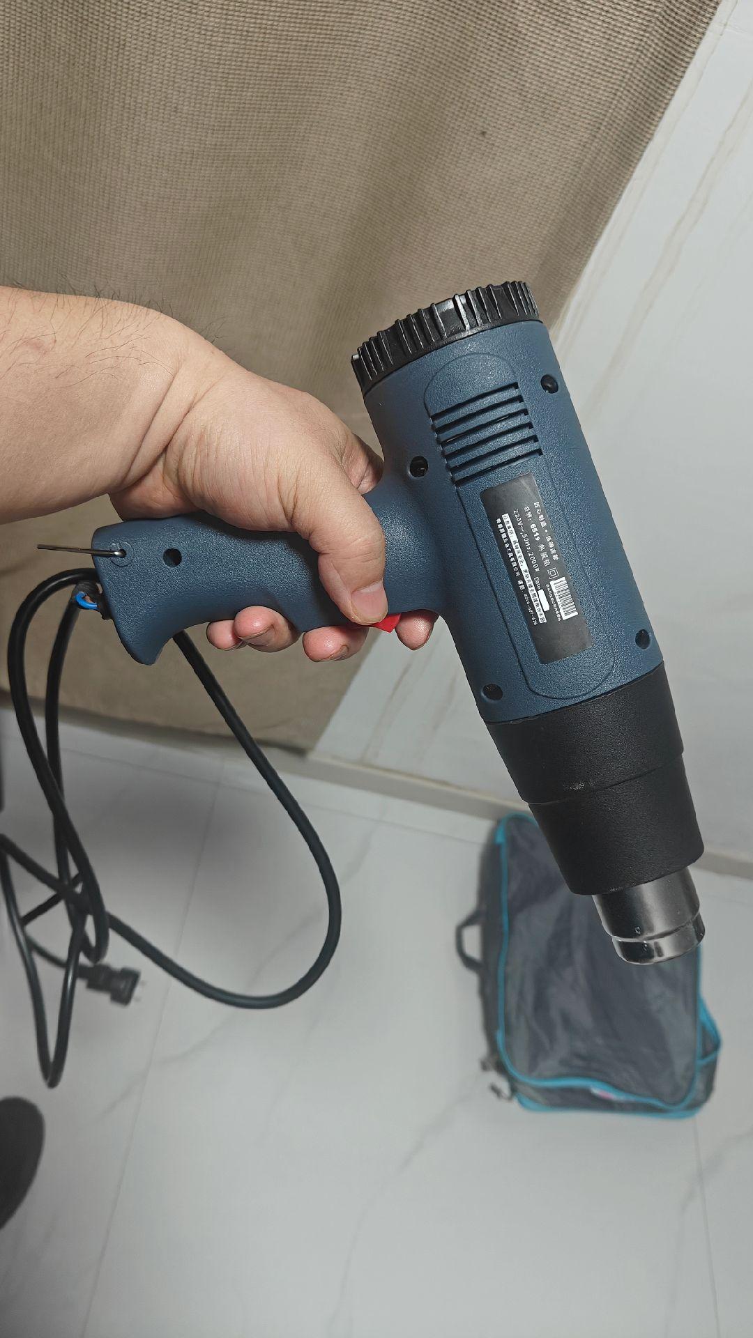 伊春大山里定了个民宿，大半夜赶过来，我问大姐有没有吹风机，大姐给我送来...