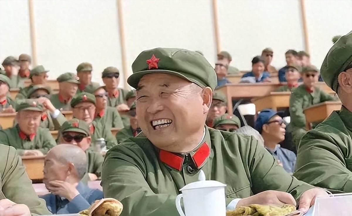 1937年陈锡联将一名班长提拔为排长，经过36年，这位班长的职务竟然大大超过了他
