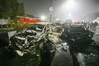 现在压力已经全部砸在莫迪头上了。新德里红堡地铁站自杀式爆炸事件，已经激发了印度疯