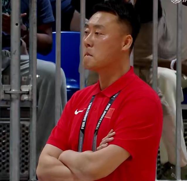 中国U19男篮小组两连败，今天输给德国队后主教练曲邵斌被众多球迷吐槽，赛后给主教