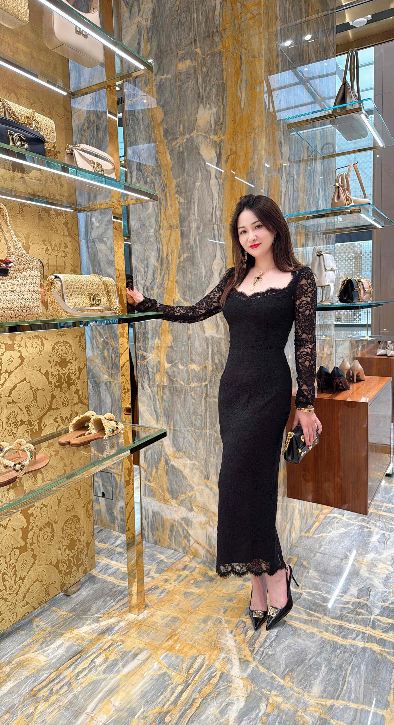 优雅黑裙穿搭，时尚复古风