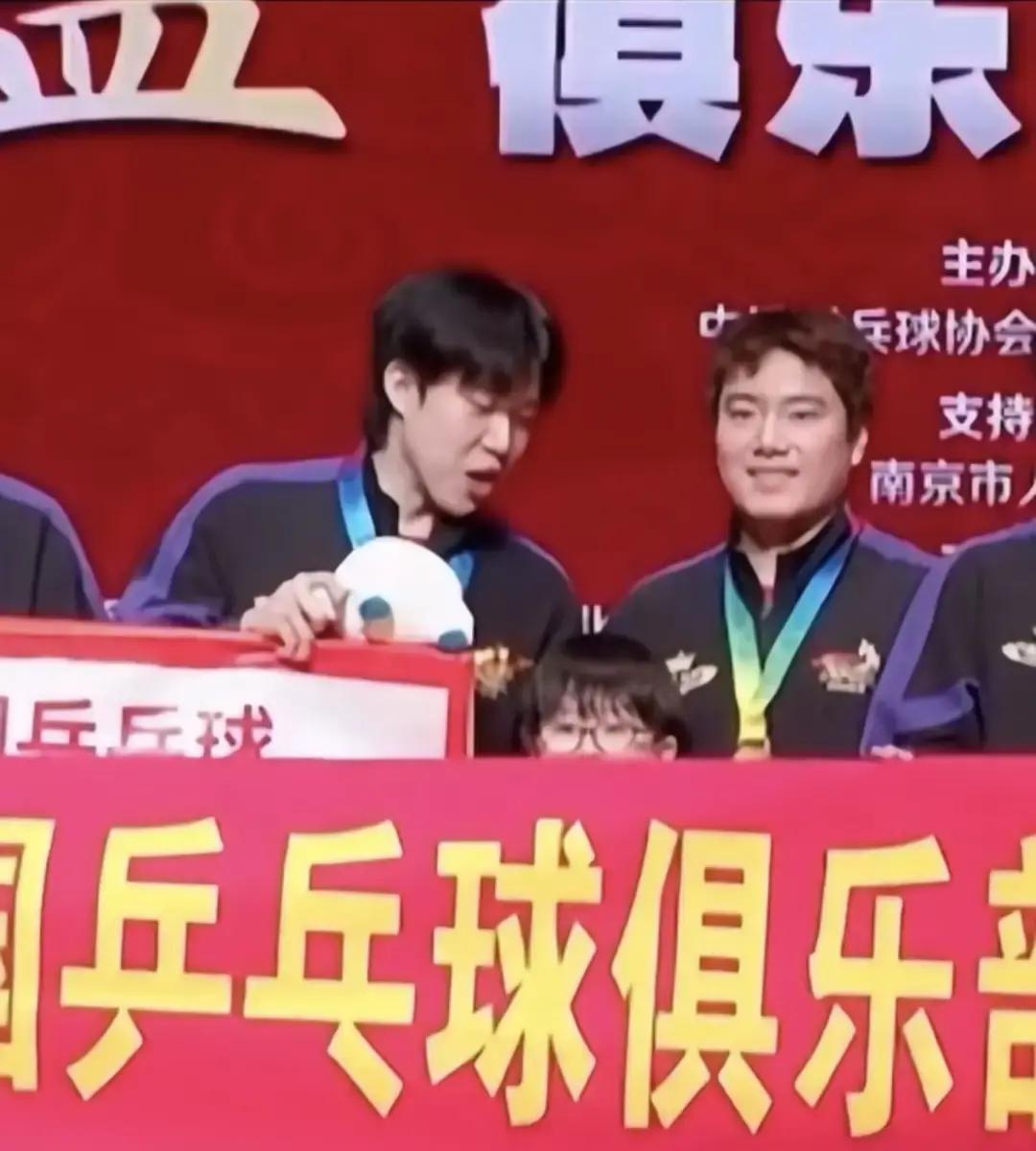 托举小孩那瞬间，他眼睛都笑没了王楚钦把孩子举过头顶，只为让小家伙看清横幅上