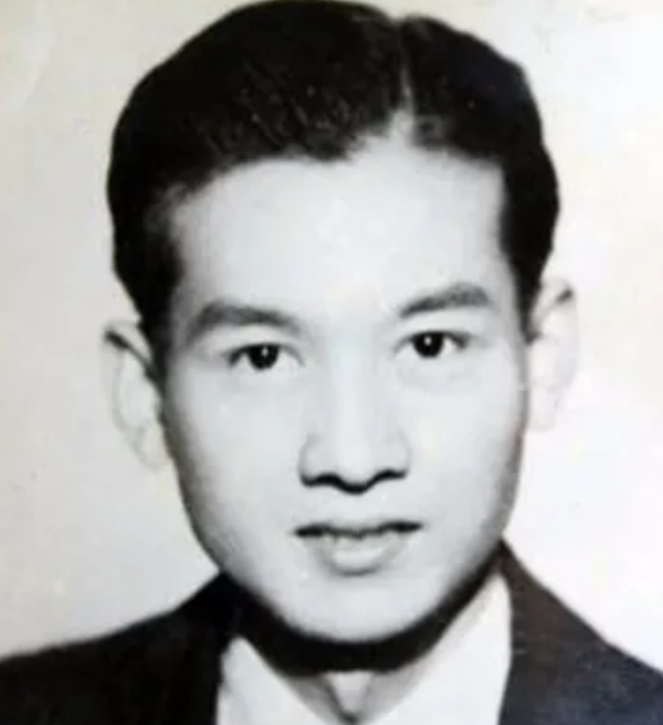 1988年，在台湾42年的我党地下工作者，伪装身份回到大陆，没想到到家后，却看到
