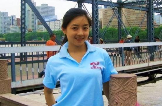 2015年，四川电视台女主播佟瑶，吃完饭回宾馆途中，实在尿急，就停下车钻进路旁灌