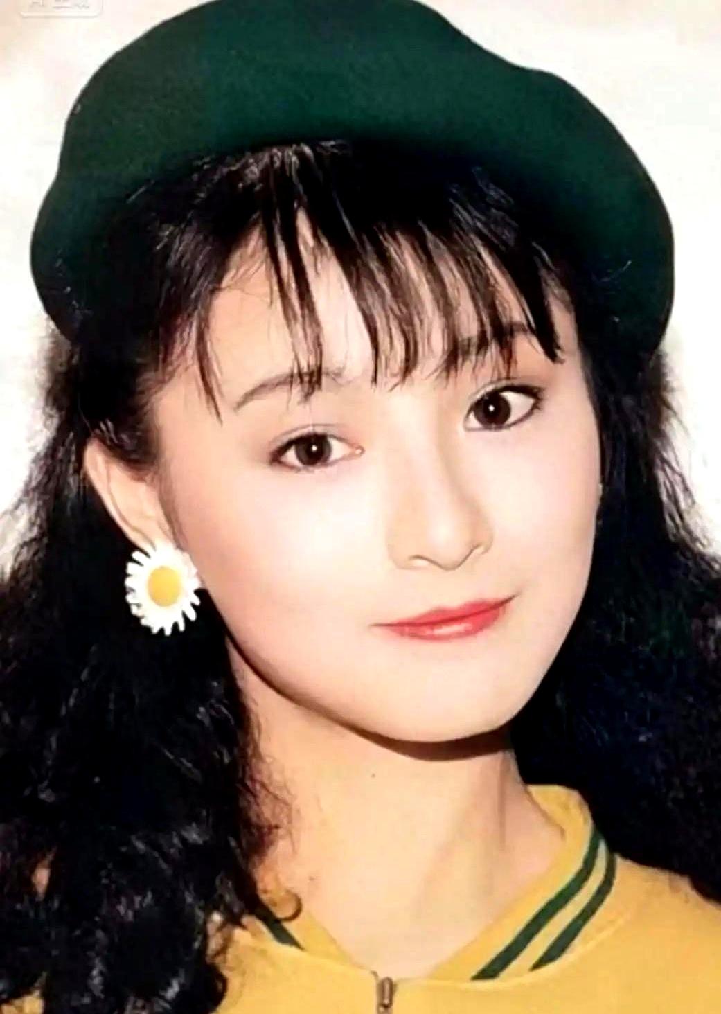 你敢信吗？一位曾经的武打女神，嫁入豪门后居然因为干儿子闹得满城风雨！当年李赛