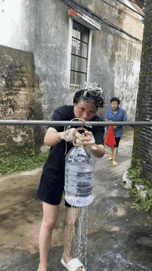 后妈那个大妈坏得很[笑着哭][捂脸哭]