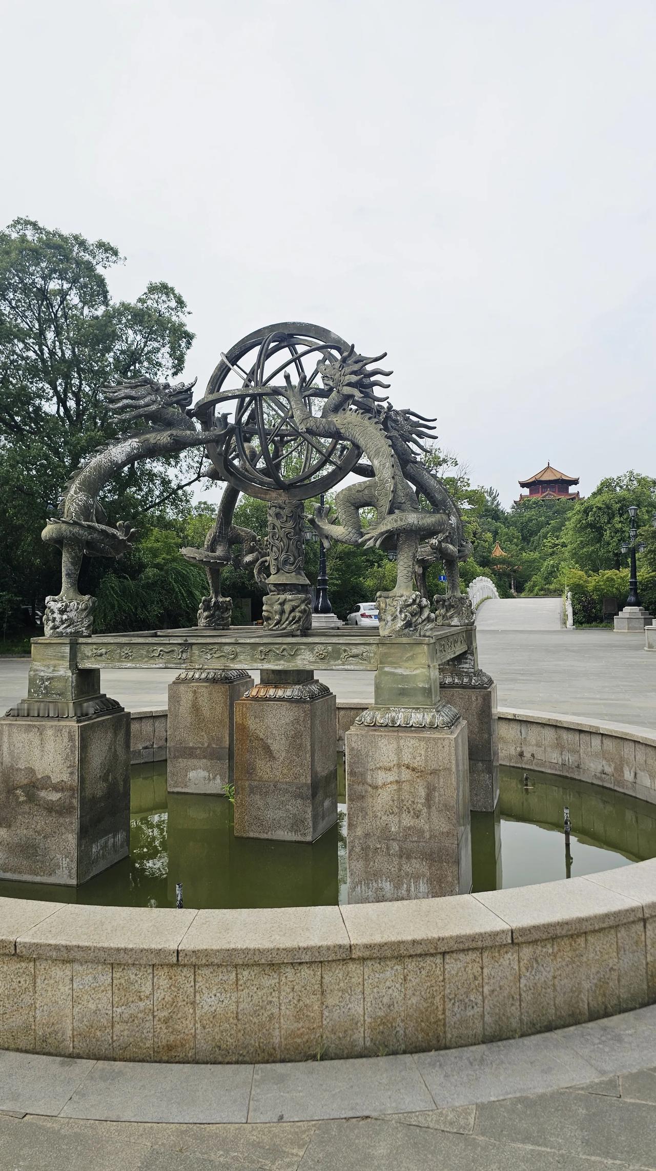 紫金公园游园这地方就藏在紫金山南麓，像个被遗忘的江南明珠，少有人知，却美得让人