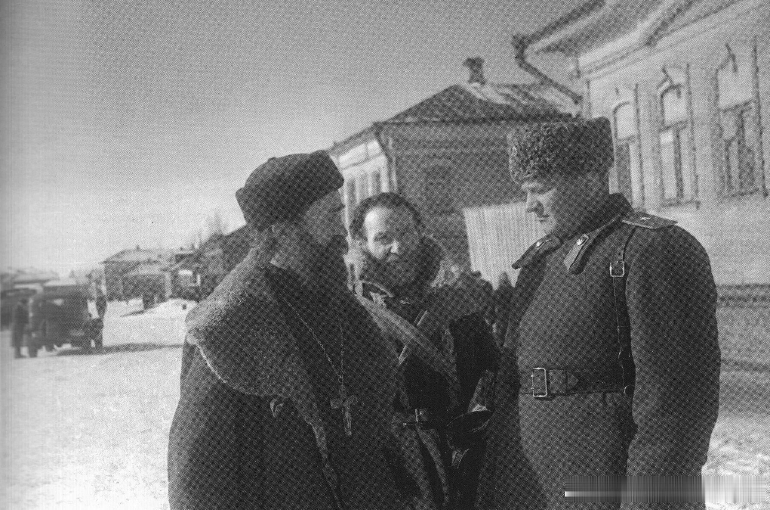 1943年3月6日被解放的格扎茨克镇牧师们向近卫步兵第29师师长АндреюТ