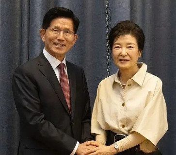 韩国国民力量党候选人金文洙24日晚间拜会前总统朴槿惠显然不是真心，要是早想要请这