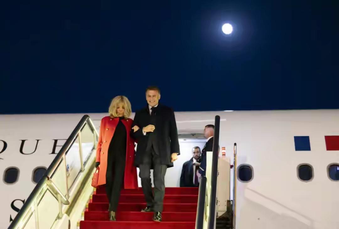 高市失算了，马克龙抵京发文，将与中国合作，日本的要求没听进去马克龙这趟北京之