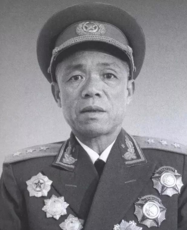 1950年，海南战前百名战士漂泊至越南，韩先楚下令开除军籍，师长徐国夫多年后才明