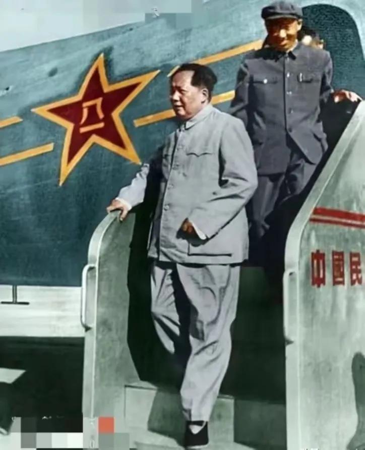 主席这两张照片太罕见了，我还是第一次见到！图2为1961年6月，主席在天津火车站