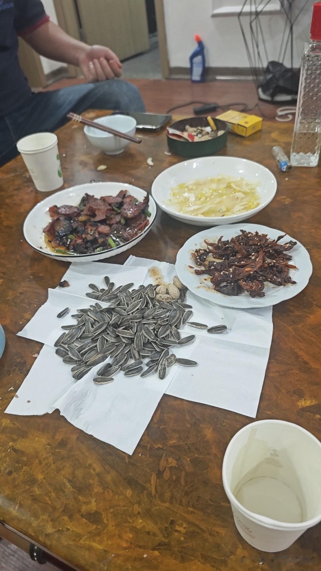 晚上和楼下的两个同事，相约喝了两杯。在越南，想找几个能一起喝点的人，不管有无意