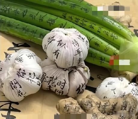 湖北恩施一女子在葱姜蒜上练书法，女子称，就是给自己的日常书写增添一些乐趣。