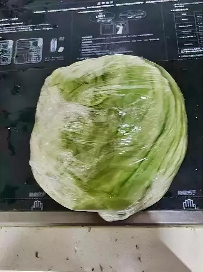 哈尔滨菜价崩了！绿叶菜一颗生菜竟卖13块6？最近逛哈尔滨生鲜店吓一跳：普