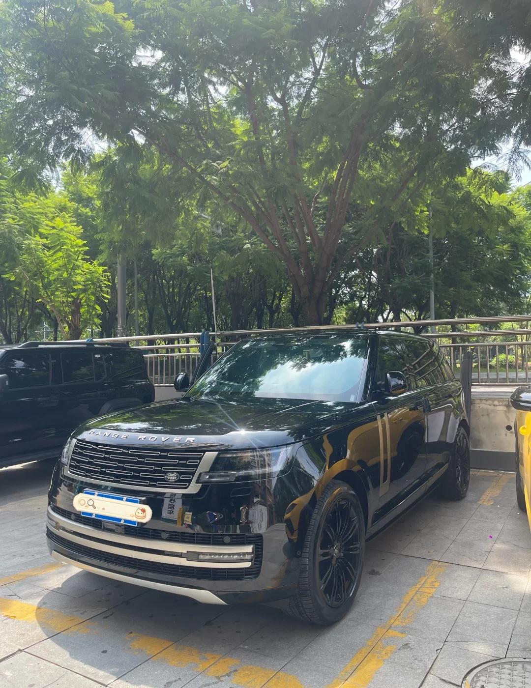 开了一天路虎揽胜我终于理解了以前不懂为什么都说“吃得苦中苦，方能开路虎”，直到