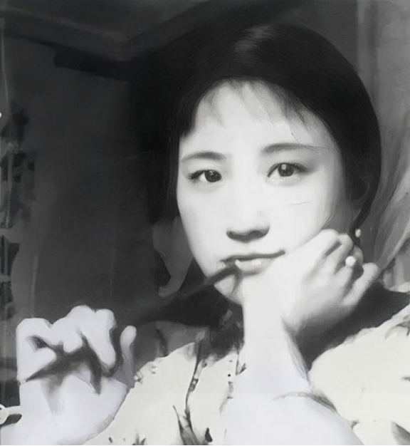 1965年，陆小曼去世。翁香光前来料理后事，见四下无人，她解开陆小曼的衣扣，讥讽