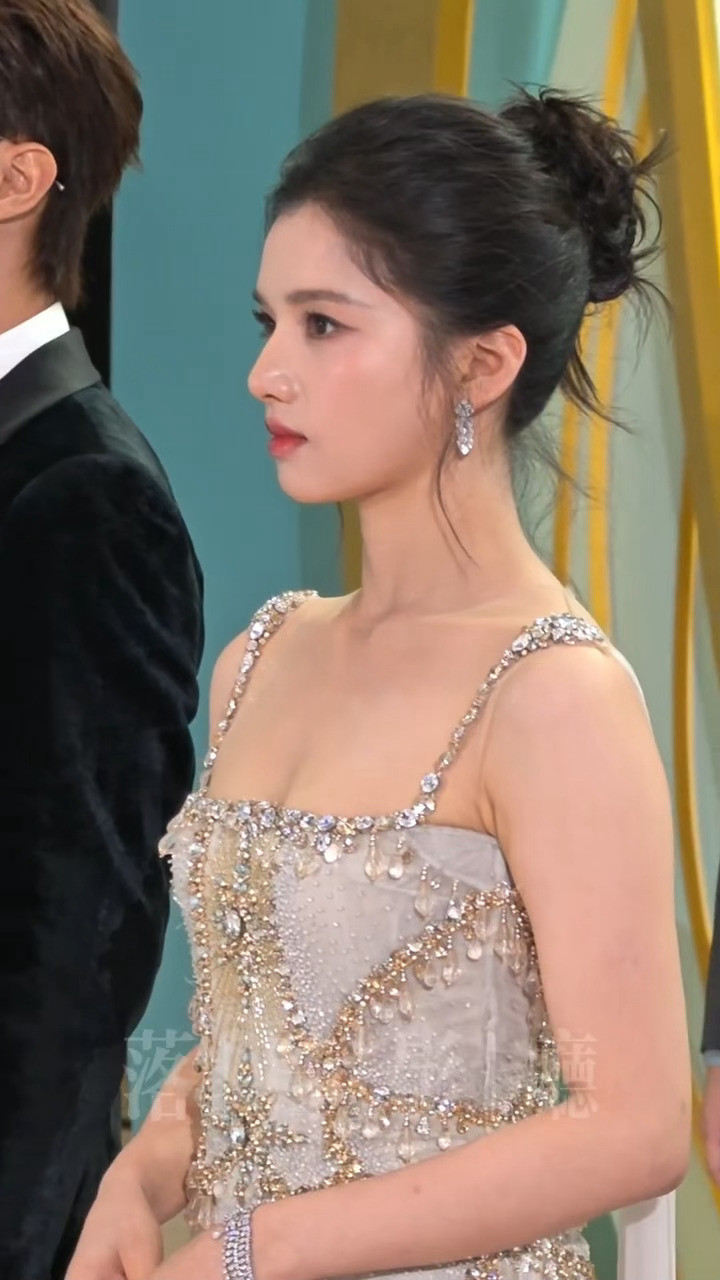 张婧仪白玉兰红毯丨女神你随便吧张婧仪白玉兰美成建模神了