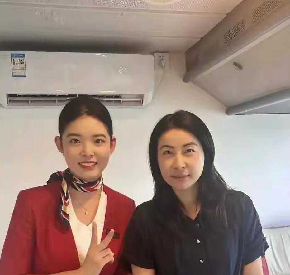 43岁郭晶晶商务舱被空姐追着合影！素颜穿黑裙状态绝了，豪门媳妇活出了新高度[比心