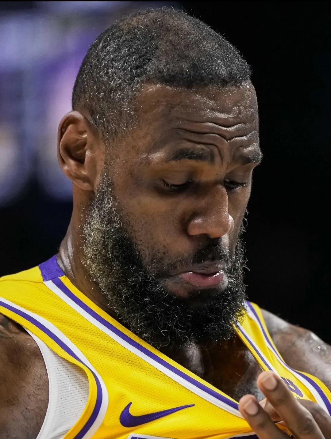 过去6场比赛，詹姆斯出场时间：对阵76人——37分26秒，全队第1对阵勇士—