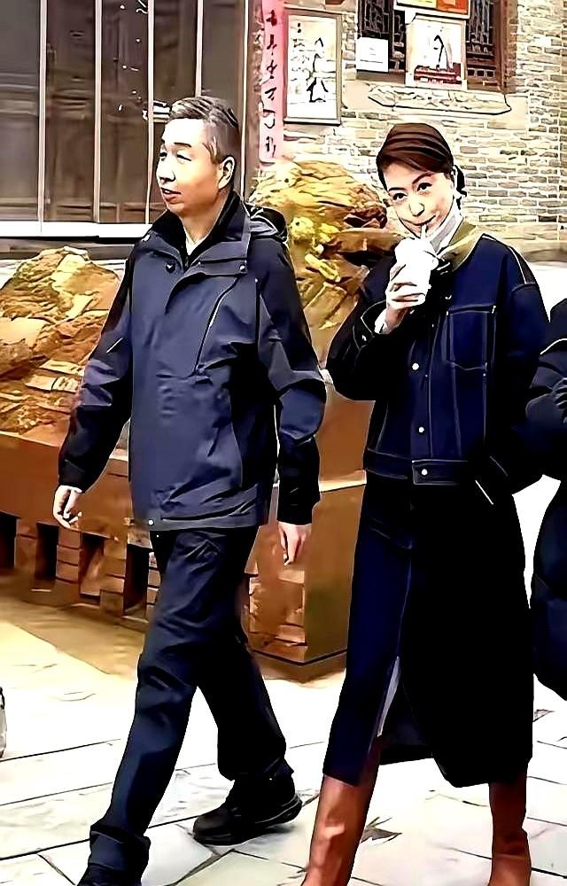 头上有了几根白头发前央视主持人张蕾和丈夫逛街的照片近期走红，她穿牛仔套装拿奶