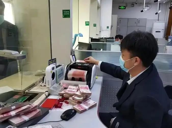 贷款到期了，老老实实花点钱找过桥资金还进去，再续贷出来不就完了吗？是谁告诉你，