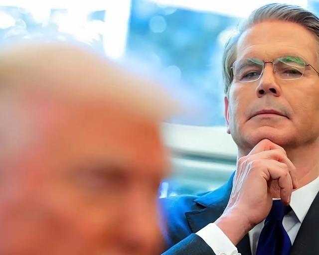 美国经济彻底崩了!一年降息5次救市,美国经济这哪儿是在回暖,分明是在硬撑,离翻车