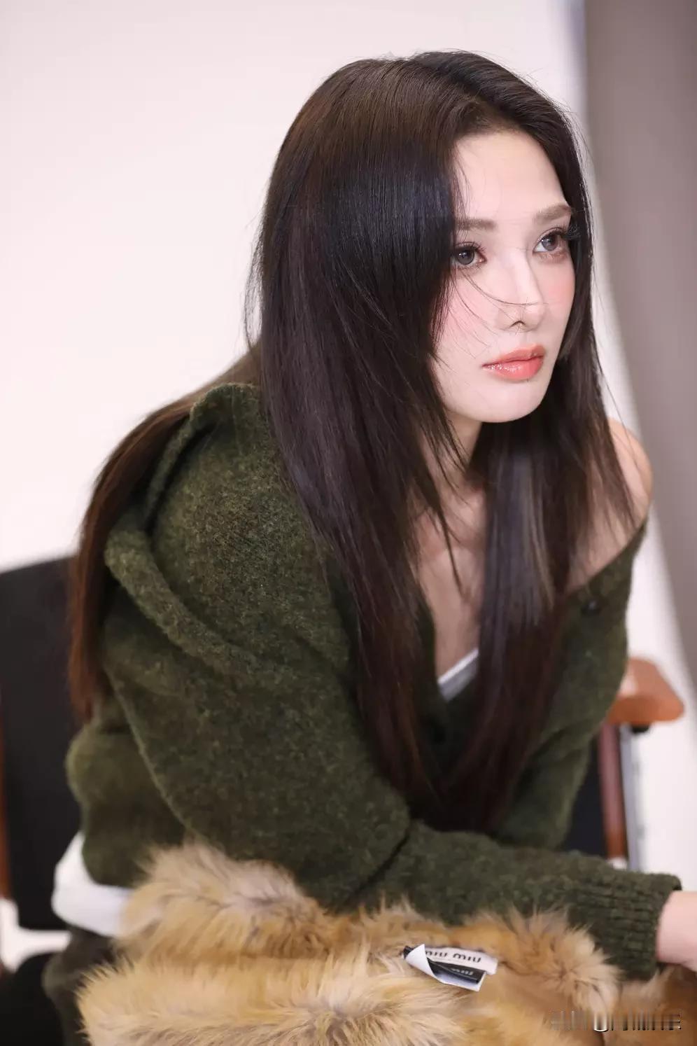 彭小苒工作室最新释出的写真集中，多样穿搭与百变神态尽显女神魅力。这位毕业于中国传