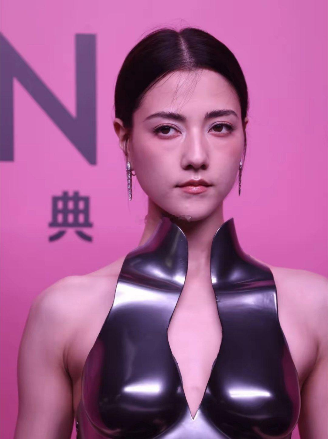 霍启山倾向娜然而不是章子怡，其实并不让人意外。这无关娜然的年纪和长相，核心是她处