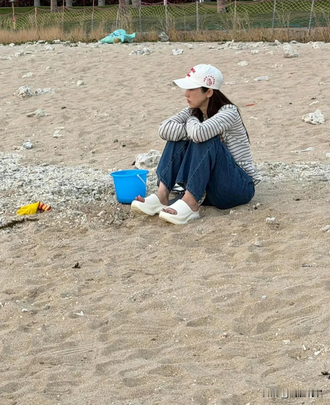 张维伊董璇被网友偶遇带着小酒窝在沙滩抓螃蟹。董璇戴着棒球帽，肤色好白，侧颜好美